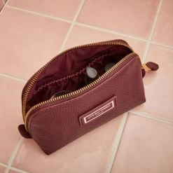 Otis Batterbee The Beauty Makeup Bag S Burgundy -Eastpak Winkel 02shmbl small beauty bag burgundy 03