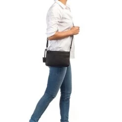 Burkely Antique Avery X-Over Schoudertas Black -Eastpak Winkel 536756.10 6