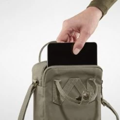Fjallraven Fjällräven Kanken Sling Shoulderbag Arctic Green -Eastpak Winkel 8 f23797 fw19 fvrc kanken sling fjaellraeven 21 1 9 3