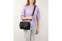 Cowboysbag Saskia Weerstand X Crossbody Bag Kopenhagen Olive -Eastpak Winkel cowboysbag 3248 kopenhagen crossbodybag black 2 682 1 1 1