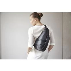 The Healthy Back Bag Leather S Black -Eastpak Winkel leathers bk 1