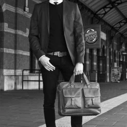 Chesterfield Dylan Laptop Schoudertas 17" Brown -Eastpak Winkel leren laptoptas bruin dylan 1