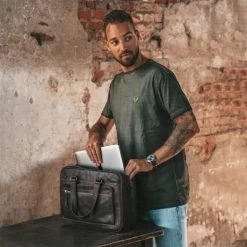 Chesterfield Singapore Laptoptas 15" Schoudertas Brown -Eastpak Winkel leren laptoptas bruin singapore 1