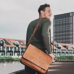 Chesterfield Richard Schoudertas Cognac -Eastpak Winkel leren laptoptas cognac richard 1