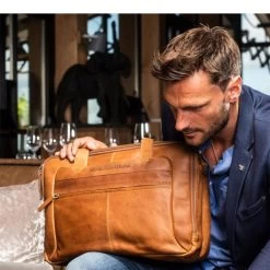 Chesterfield Ryan Laptop Schoudertas Large 17" Black -Eastpak Winkel leren laptoptas cognac ryan 1 2