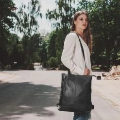 Chesterfield Chelsea Rugzak / Schouder Shopper 14" Black -Eastpak Winkel leren rugzak zwart chelsea 1