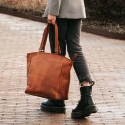 Chesterfield Berlin Shopper Large 15.4" Brown -Eastpak Winkel leren shopper cognac berlin 1 1