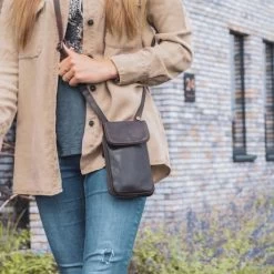 Chesterfield Anderson Schoudertas Mobiel Brown 15 Chesterfield Anderson Schoudertas Mobiel Brown -Eastpak Winkel leren telefoontasje bruin anderson