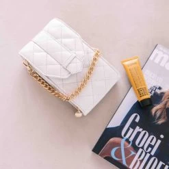 MOSZ Telefoontasje Quilted Off White Light -Eastpak Winkel sfeer 14